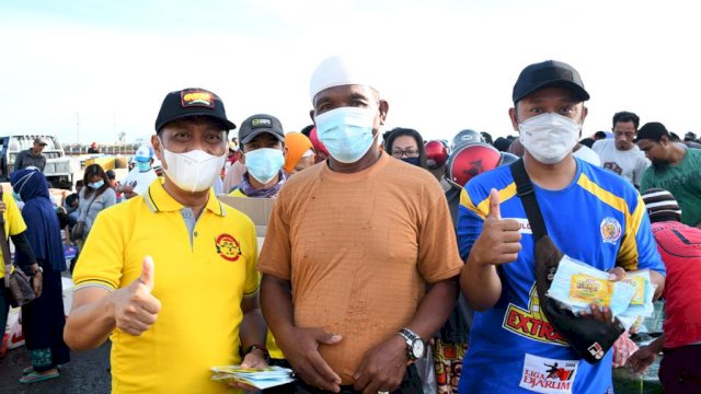 Wakil Wali Kota Palopo Rahmat Masri Bandaso (RMB) bersama PT Bintang Toedjoe membagikan masker dan vitamin gratis kepada nelayan dan pengunjung Tempat Pelelangan Ikan (TPI), Minggu (21/2/2021).