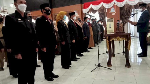 Bupati Sinjai Andi Seto Ghaditsa Asapa melantik pejabat lingkup Pemkab Sinjai, Senin (22/02/2021).