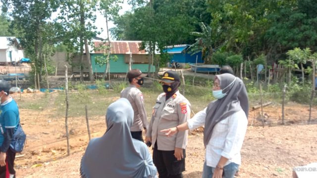 Kepala Desa Puuwonua saat pemeriksaan lapangan objek sengketa oleh PN Konawe. Foto: istimewa
