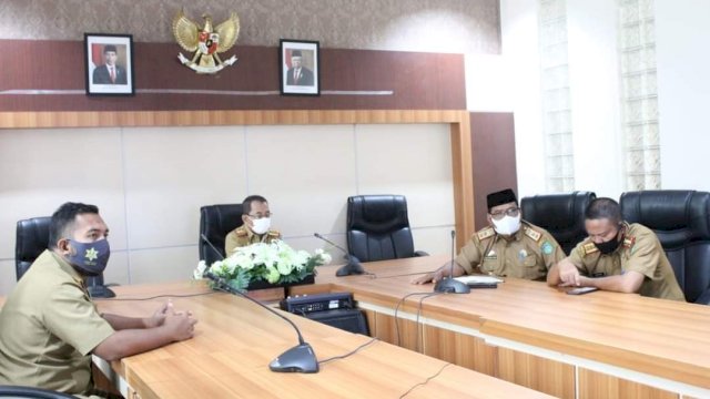Pelaksana Harian (Plh) Bupati Luwu Timur, Bahri Suli mengikuti rapat koordinasi virtual via zoom meeting dengan Menteri Koordinator Bidang Perekonomian terkait pelayanan perizinan berusaha terintegrasi secara elektronik atau online single submission (OSS), di diruang rapat Pimpinan Kantor Bupati Luwu Timur, Selasa, (23/02/2021).