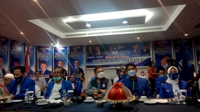 Ketua DPW PAN Sultra Abdurrahman Saleh (tengah) bersama para pengurus wilayah saat mengikuti pembukaan Musda V DPD PAN se-Sultra. Foto: Akbar Tanjung