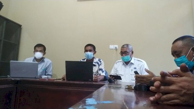 Ketua PWI Sultra Sarjono (kedua dari kiri) bersama pengurus saat konferensi pers di kantor PWI Sultra. Foto: istimewa