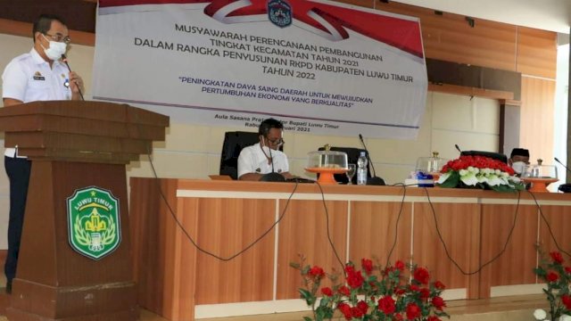 Pelaksana Harian (Plh) Bupati Luwu Timur, Bahri Suli memimpin pembukaan pelaksanaan Musyawarah Perencanaan Pembangunan (Musrembang) Tingkat Kecamatan di Aula Sasana Praja Kantor Bupati Luwu Timur, Rabu (24/02/2021).