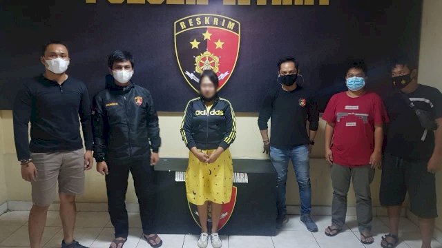 Seorang perempuan berinisial SE (41) harus mendekam dibalik jeruji besi Polsek Wara, Kota Palopo, Kamis (25/2/2021).