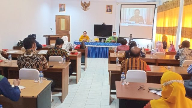 Asisten III Setda Sultra Laode Mustari mewakili Gubernur Sultra saat mengahdiri Rakorda Bangga Sultra di Kantor BKKBN Sultra. Foto: istimewa