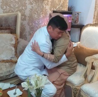 Penuh Haru, Bupati Gowa Adnan Purichta Minta Restu ke Ibunda Sebelum Pelantikan