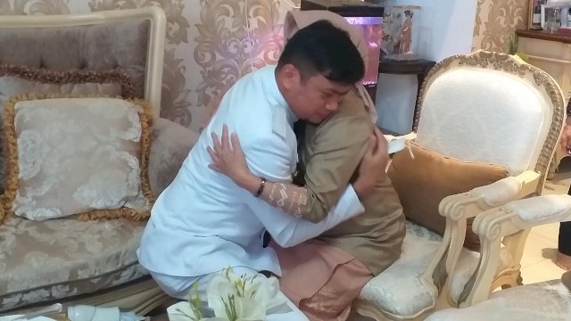 Penuh Haru, Bupati Gowa Adnan Purichta Minta Restu ke Ibunda Sebelum Pelantikan