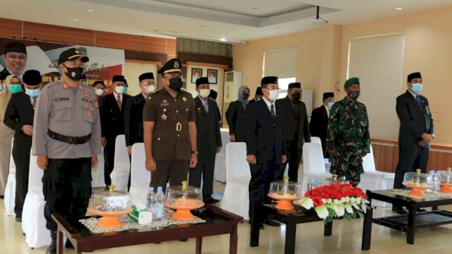 Pelaksana Harian (Plh) Bupati, Bahri Suli bersama unsur Forum Koordinasi Pimpinan Daerah (Forkopimda) serta Kepala Organisasi Perangkat Daerah (OPD) dilingkup Pemerintah Kabupaten (Pemkab) Luwu Timur menyaksikan Pelantikan Bupati dan Wakil Bupati hasil Pilkada Serentak 2020 Provinsi Sulawesi Selatan secara virtual di Aula Sasana Praja, Jum'at (26/02/2021).