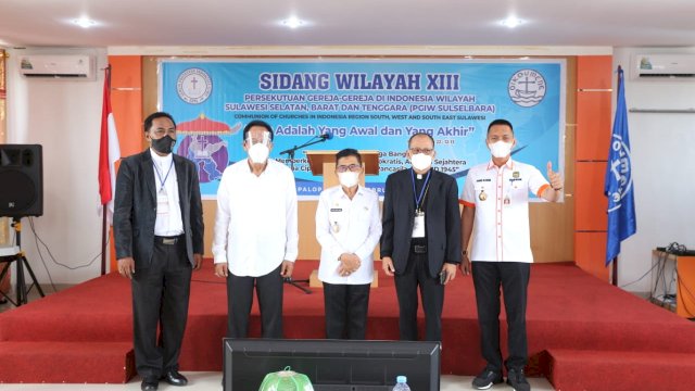 Wali Kota Palopo, Judas Amir didampingi putranya yang juga Kepala BKPSDM Kota Palopo, Farid Kasim Judas menghadiri pembukaan sidang wilayah Persekutuan Gereja Gereja di Wilayah Sulawesi Selatan, Sulawesi Barat, dan Sulawesi Tenggara (PGIW Sulselbara) di Aula Hotel Atriam, Jl. A. Pangeran, Eks Imam Bonjol, Jum'at (26/2/2021).
