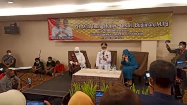 Budiman menceritkan kisahnya dengan almarhum Thorig Husler saat berada Room Aster lantai 5 Claro Hotel Makassar dihadapan masyarakat Luwu Timur yang ikut hadir menyaksikan pelantikan, Jumat (26/2/2021).