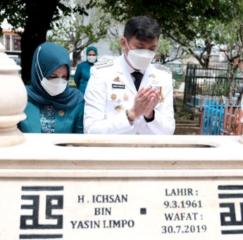 Ziarah ke Makam Ayahanda, Adnan: Almarhum IYL Sosok Inspirasi Saya