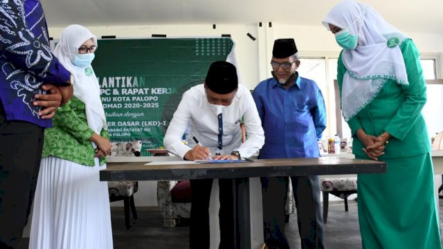 Wakil Wali Kota Palopo Rahmat Masri Bandaso (RMB), Menghadiri Pelantikan Pengurus fatayat NU Kota Palopo serta LKD Tahun 2021, di Vila Mika Beach club, Jumat (26/02/2021).