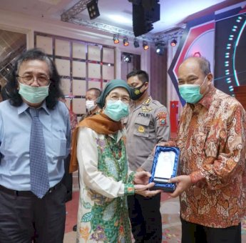 Wali Kota Tebing Tinggi Terima Anugerah Tokoh Waspada Peduli Indonesia Sehat 2020