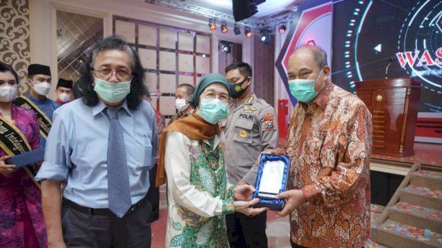 Wali Kota Tebing Tinggi Terima Anugerah Tokoh Waspada Peduli Indonesia Sehat 2020