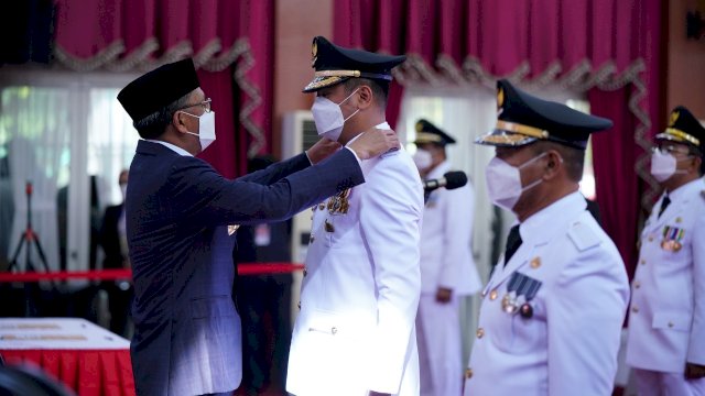 Bupati Gowa dan Wakil Bupati Gowa Adnan Purichta Ichsan dan Abdul Rauf Malaganni (Adnan-Kio), saat dilantik Oleh Gubernur Sulsel Prof. Nurdin Abdullah di Baruga Karaeng Pattingalloang, Kompleks Rujab Gubernur Sulsel, Jumat (26/02/2021).