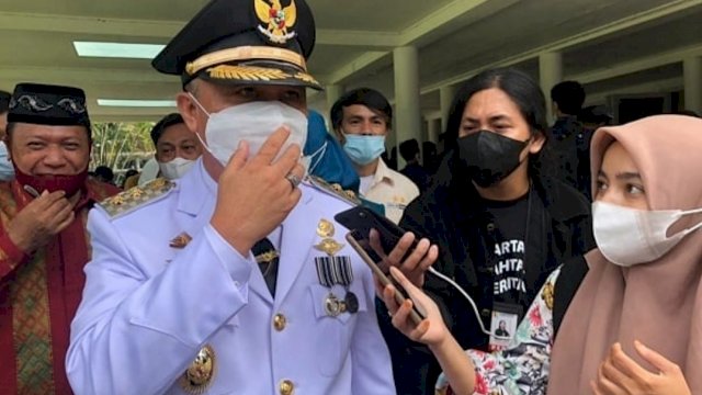 Wakil Bupati Luwu Timur (Lutim) Budiman, diwawancarai awak media setelah pelantikan, Jumat (26/02/2021) kemarin.