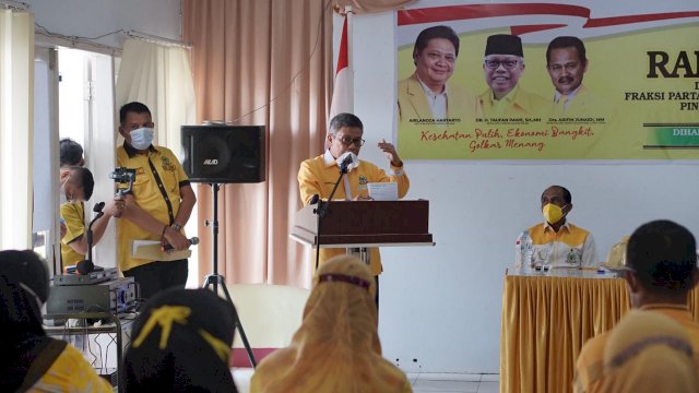 Ketua Golkar Sulsel Taufan Pawe, memberikan arahannya kepada Kader-kader DPD II Golkar Luwu Utara, Minggu (28/02/2021).