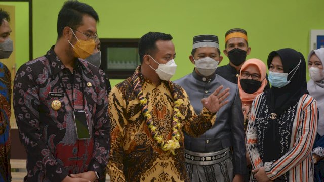 Wakil Gubernur Sulsel Andi Sudirman Sulaiman, didampingi Bupati dan Wakil Bupati Sinjai, Andi Seto dan Andi Kartini Ottong, meresmikan Gedung RSUD Sinjai, Sabtu (27/02/2021).