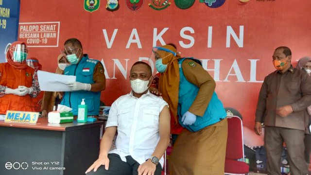 Wawali Palopo, Rahmat Masri Bandaso (RMB) Menjadi Orang Pertama di Suntik Vaksin Covid-19 di Kota Palopo, Senin (1/2/2021)