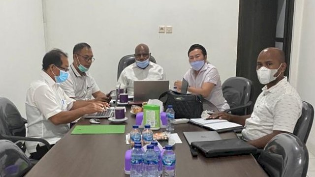 Bupati Tolikara, Usman G Wanimbo saate menggelar rapat persiapan dengan ketua BPK RI Perwakilan papua di Jayapura. Rabu (03/02/2021)
