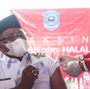 Beri Contoh ke Masyarakat, Samahuddin Jadi Penerima Vaksin Pertama di Buteng