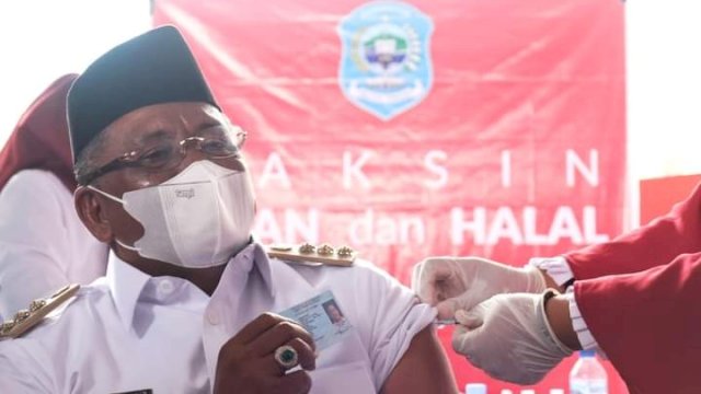 Bupati Buteng Samahuddin saat menerima vaksin Covid-19. Foto: Facebook Bagian Protokol dan Komunikasi Pimpinan Setda Buteng