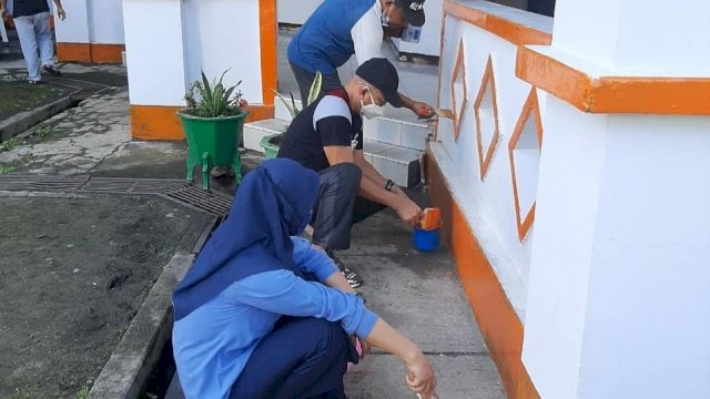 Dinas Kominfo Palopo Menggelar Jumat Bersih Dalam Rangka Menjaga Kesehatan Lingkungan, Jumat (19/2/2021).