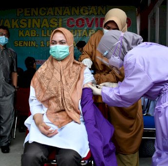 Indah Putri Indriani Orang Pertama Divaksin Covid-19 di Luwu Utara