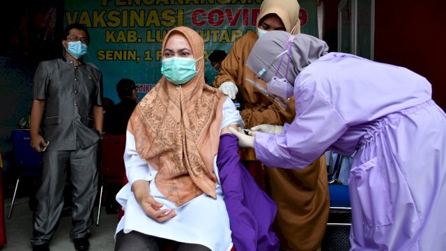 Petugas kesehatan menyuntikkan Vaksin kepada Bupati Luwu Utara, Indah Putri Indriani. Senin (01/02/2021)