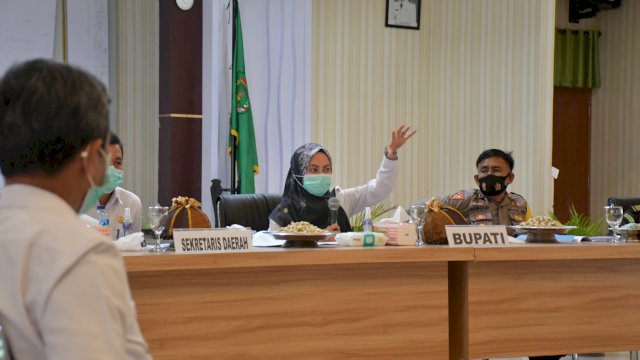 Bupati Luwu Utara Indah Putri Indriani, saat memimpin rapat koordinasi persiapan pemilihan kepala desa serentak 2021.