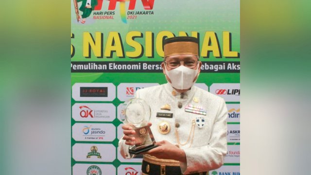 Wali Kota Parepare Taufan Pawe, memegang Anugrah Kebudayaan PWI Pusat, Selasa (09/02/2021).