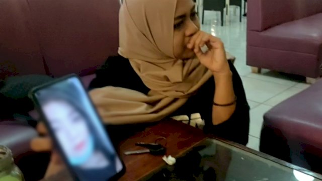 HW memperlihatkan Foto SU di HP-nya, Selasa (02/02/2021).