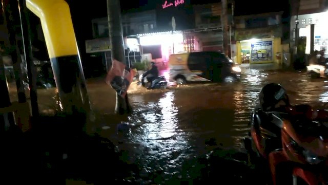 Sungai Latuppa Palopo Meluap, Jalan Hingga Rumah Warga Tergenang Air