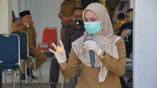 Bupati Luwu Utara, Indah Putri Indriani, saat melakukan pengundian hunian tetap untukbkorban banjir bandang. Senin (8/2/2021),