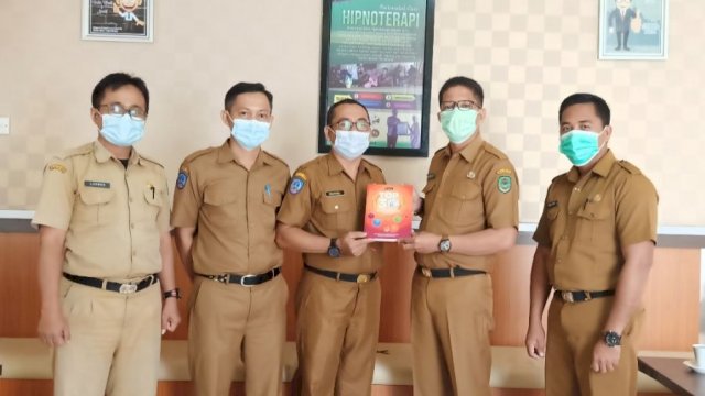 Kabag Organiasi Setda Luwu Utara, Muhammad Hadi, saat memperlihatkan Buku Top 30 Inovasi Pelayanan Publik Sulsel