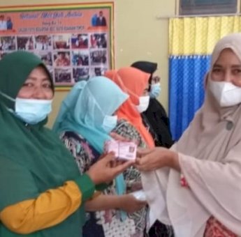 Ketua PKK Bersama Disdukcapil Asahan Serahkan 493 Keping KIA Untuk 2 Kecamatan