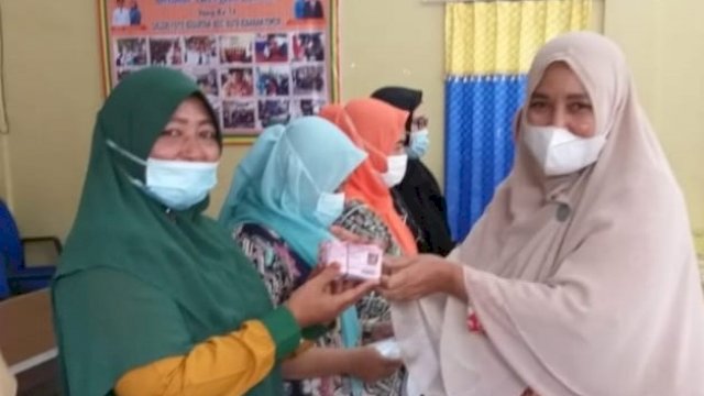 Ketua PKK Bersama Disdukcapil Asahan Serahkan 493 Keping KIA Untuk 2 Kecamatan