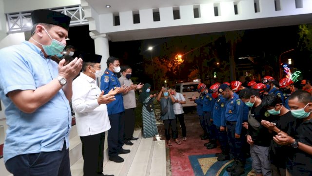 Walikota Palopo Drs. H. M. Judas Amir, MH Melepas secara resmi Tim Kemanusiaan dan Bantuan Logistik untuk berangkat ke Sulawesi Barat Mamuju dan Majene di Rujab Walikota Palopo, Sabtu (15/1/2021)