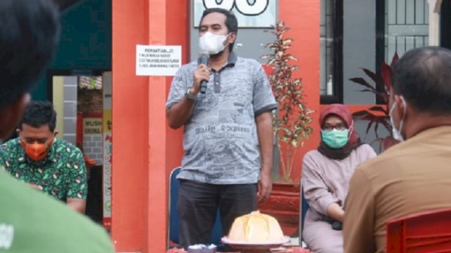 Plt. Dinas Kesehatan Kota Palopo Taufik, S.Kep.,Ners memimpin rapat evaluasi pemantapan penanganan penyebaran Covid-19 bersama Kepala Puskesmas, Lurah dan Satgas Covid Kelurahan di Kantor Camat Wara, Minggu (10/1/2021)