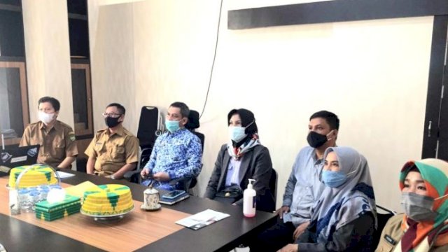  Sekretaris Daerah kota palopo, bersama jajaran Dinas Penanaman Modal dan Pelayanan Terpadu Satu Pintu (DPMPTSP) dan Kabag Perekonomian setda Kota Palopo mengikuti penandatanganan komitmen kerjasama kemitraan antara PMA/PMDN dengan UMKM secara virtual di Ruang kerjanya, Senin, (18/1/2021).