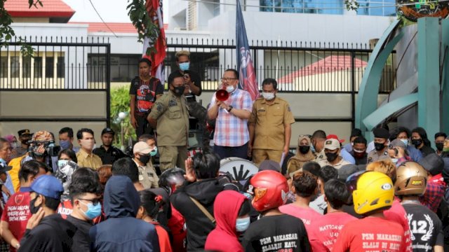 Wakil Ketua DPRD Sulsel Ni’Matullah Erbe, menerima ratusan Suporter PSM Makassar, di Pelataran Kantor DPRD Sulsel, Selasa (09/02/2021).