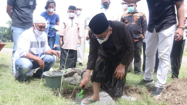 Walikota Palopo, Judas Amir, melakukan pencanangan dan peletakan batu pertama pembangunan revitalisasi kawasan Islamic Centre Kota Palopo, Jumat, (12/2/2022).