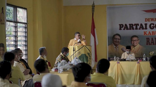 Ketua DPD I Golkar Sulsel Taufan Pawe, memberikan sambutan saat Rapat Konsolidasi DPD II Golkar Enrekang, Jumat (26/02/2021).