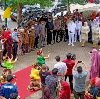 Tiba di Soppeng, Bupati Andi Kaswadi dan Wakilnya Luthfi Halide Disambut Prosesi Adat Bugis