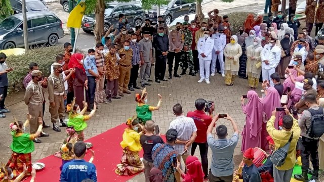 Prosesi Penyambutan Bupati dan Wakil Bupati Soppeng di Rumah Jabatan Bupati Soppeng, Sabtu (27/02/2021).