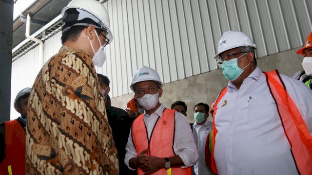 Kepala BKPM RI Bahlil Lahadalia didampingi Gubernur Sultra Ali Mazi saat mengunjungi Pabrik Aspal Buton di Kabupaten Buton. Foto: Kominfo Sultra