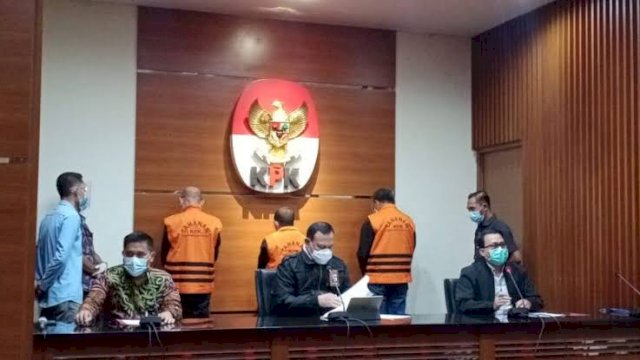Konferensi Pers KPK, terlihat Tiga tersangka berdiri membelakang dengan Mengenakan Rompi Orange yangmerupakan Rompi Khas Tahanan KPK, Minggu (28/02/2021). (Foto: Tangkapan Layar Konferensi Pers dari Akun Youtube Resmi KPK