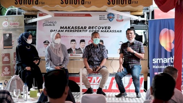 Ketua Komisi D DPRD Kota Makassar Abdul Wahab Tahir, menjadi pembicara saat Dialog membahas Makassar Recover di pelataran Gedung DPRD Kota Makassar, Jumat (26/03/2021).