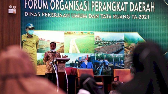 Plt Gubernur Sulsel Andi Sudirman Sulaiman, membuka Forum Organisasi Perangkat Daerah (OPD) Dinas Pekerjaan Umum dan Tata Ruang (PUTR) Sulsel, di Hotel Four Point Makassar, Rabu (03/03/2021).