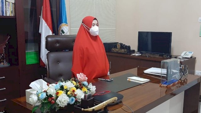 Wakil Ketua Dekranasda Sulsel Naoemi Octarina, mengikuti acara syukuran 41 Tahun Dewan Kerajinan Nasional (Dekranas) secara virtual dari Rujab Wakil Gubernur Sulsel, Rabu (03/03/2021).
